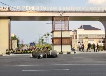 Demo Kecil di Bojonegoro, Tuntutan Tak Masuk Akal