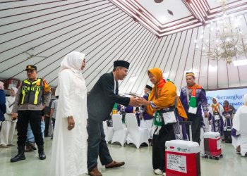 Bupati Bojonegoro Berangkatkan 71 Calon Jamaah Haji Kloter 56