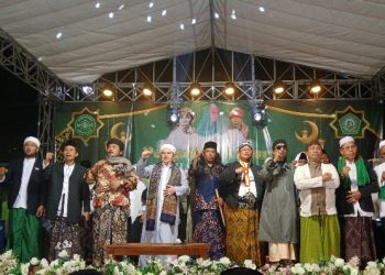 Yai Imaduddin Banten Hadiri Haul ke-20 Mbah Yai Musa Asy’ari Bojonegoro Bersama Ribuan Warga