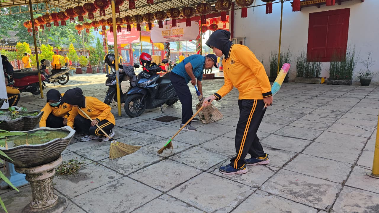 Personel Polres Bojonegoro membersihkan area tempat ibadah saat kegiatan Bakti Religi Hari Bhayangkara ke-80.