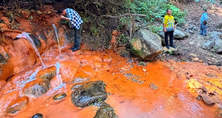 Tim pendamping nasional meninjau salah satu geosite Geopark Bojonegoro dalam rangka persiapan asesmen UNESCO Global Geopark.