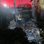 Petugas Damkarmat Bojonegoro memadamkan kebakaran rumah di Desa Sraturejo Kecamatan Baureno.