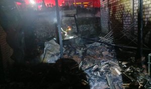Foto istimewa Petugas Damkarmat Bojonegoro memadamkan kebakaran rumah di Desa Sraturejo Kecamatan Baureno.