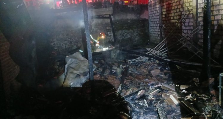 Petugas Damkarmat Bojonegoro memadamkan kebakaran rumah di Desa Sraturejo Kecamatan Baureno.