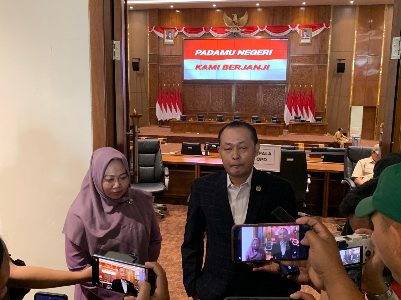 Abdullah Umar memberikan keterangan kepada media terkait aspirasi pekerja Program Makan Bergizi Gratis di DPRD Bojonegoro.