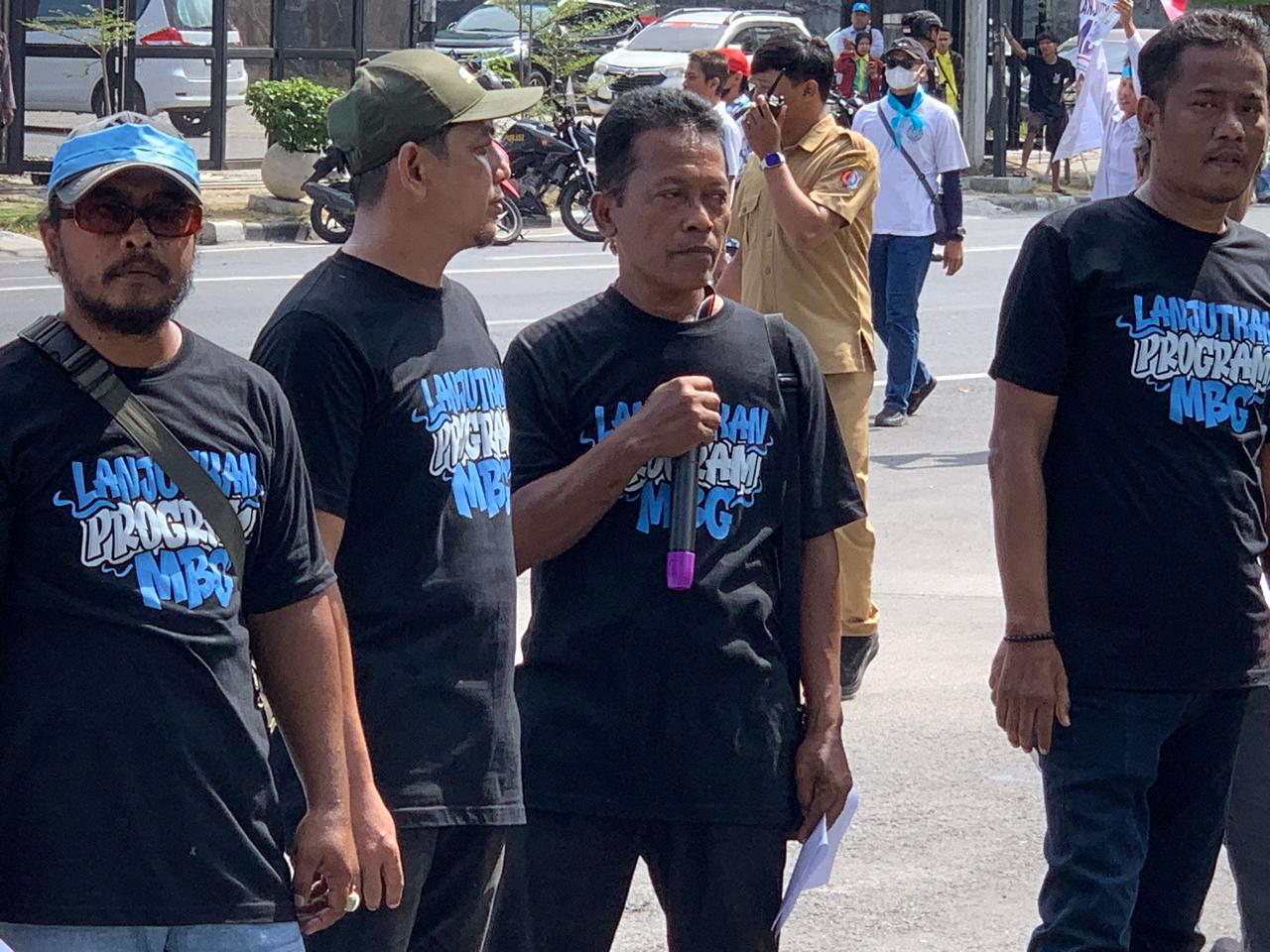 Heli Supangat (memegang mic) menjelaskan tuntutan peserta aksi Program Makan Bergizi Gratis di Bojonegoro.
