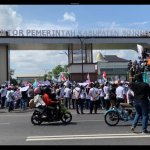 Ribuan peserta aksi Program Makan Bergizi Gratis memadati halaman DPRD Bojonegoro.