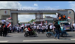 Dock istimewa Ribuan peserta aksi Program Makan Bergizi Gratis memadati halaman DPRD Bojonegoro.