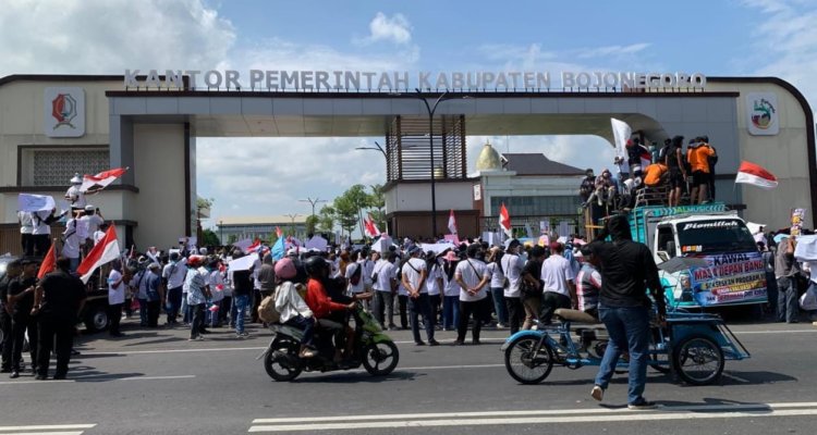 Ribuan peserta aksi Program Makan Bergizi Gratis memadati halaman DPRD Bojonegoro.