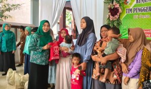 Cantika Wahono saat memberikan pembinaan kepada kader PKK di Desa Jumok Kecamatan Ngraho Kabupaten Bojonegoro.