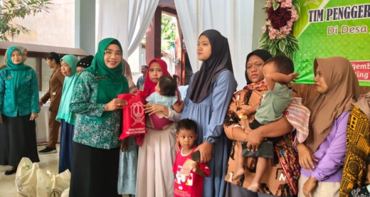 Cantika Wahono saat memberikan pembinaan kepada kader PKK di Desa Jumok Kecamatan Ngraho Kabupaten Bojonegoro.