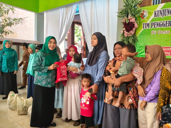 Cantika Wahono saat memberikan pembinaan kepada kader PKK di Desa Jumok Kecamatan Ngraho Kabupaten Bojonegoro.