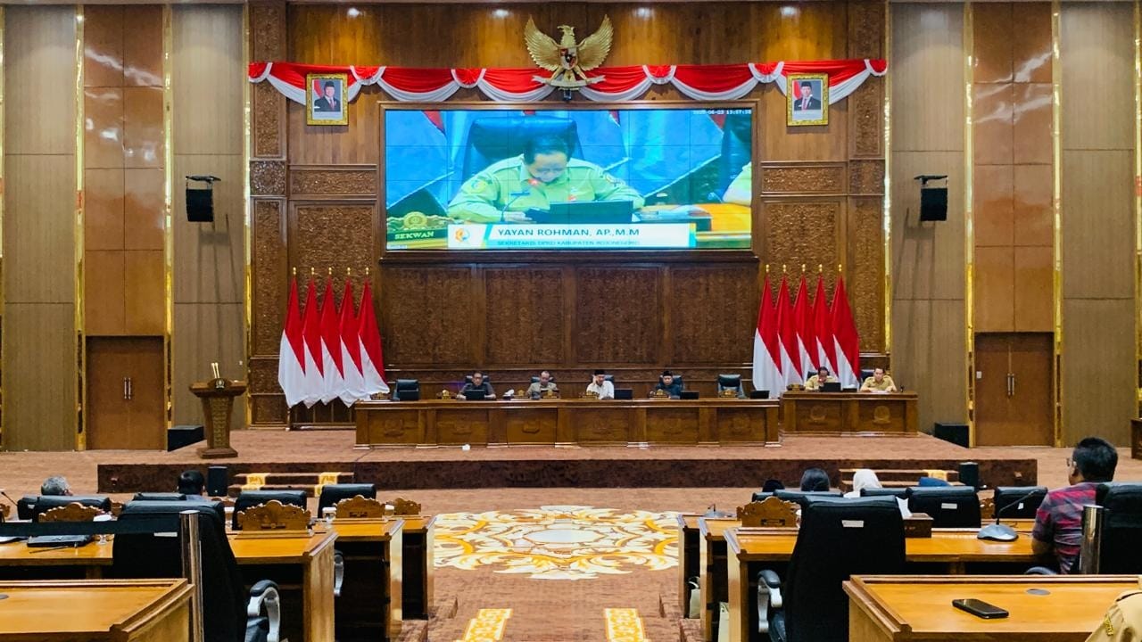 Suasana Rapat Paripurna DPRD Kabupaten Bojonegoro saat penyampaian jawaban Bupati atas pandangan fraksi terkait APBD 2025.