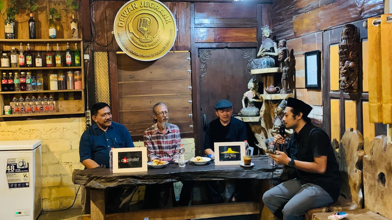 Tiga narasumber diskusi publik “Ngajai” di Bojonegoro. Dari kiri Sekretaris Komisi B DPRD Sigit Kusharianto, tokoh masyarakat Siswanto di tengah, dan Direktur PDAM Bojonegoro Moh. Khairul Anwar di kanan mengenakan baju hitam dan topi, sedang berdialog dalam forum tentang layanan air bersih dan BUMD.