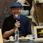 Direktur PDAM Bojonegoro Moh. Khairul Anwar sedang memaparkan materi dalam forum diskusi publik “Ngajai” di Bojonegoro terkait layanan air bersih dan pengelolaan BUMD.