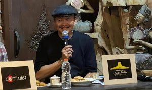 Direktur PDAM Bojonegoro Moh. Khairul Anwar sedang memaparkan materi dalam forum diskusi publik “Ngajai” di Bojonegoro terkait layanan air bersih dan pengelolaan BUMD.