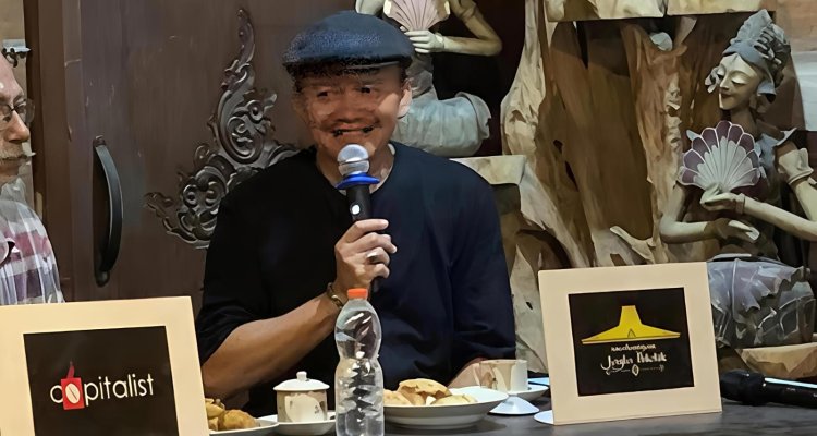 Direktur PDAM Bojonegoro Moh. Khairul Anwar sedang memaparkan materi dalam forum diskusi publik “Ngajai” di Bojonegoro terkait layanan air bersih dan pengelolaan BUMD.