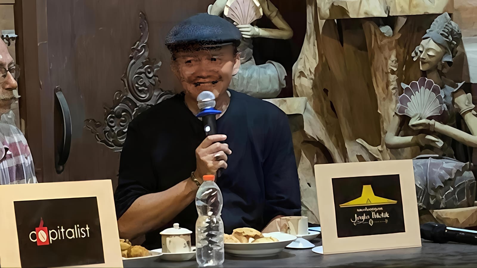 Direktur PDAM Bojonegoro Moh. Khairul Anwar sedang memaparkan materi dalam forum diskusi publik “Ngajai” di Bojonegoro terkait layanan air bersih dan pengelolaan BUMD.