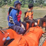 Tim SAR gabungan mengevakuasi korban tenggelam di Sungai Bengawan Solo Desa Betet Kecamatan Kasiman Bojonegoro.