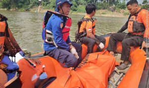 Evakuasi Korban Tenggelam di Bengawan Solo Kasiman Tim SAR gabungan mengevakuasi korban tenggelam di Sungai Bengawan Solo Desa Betet Kecamatan Kasiman Bojonegoro.