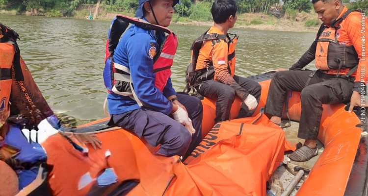 Tim SAR gabungan mengevakuasi korban tenggelam di Sungai Bengawan Solo Desa Betet Kecamatan Kasiman Bojonegoro.