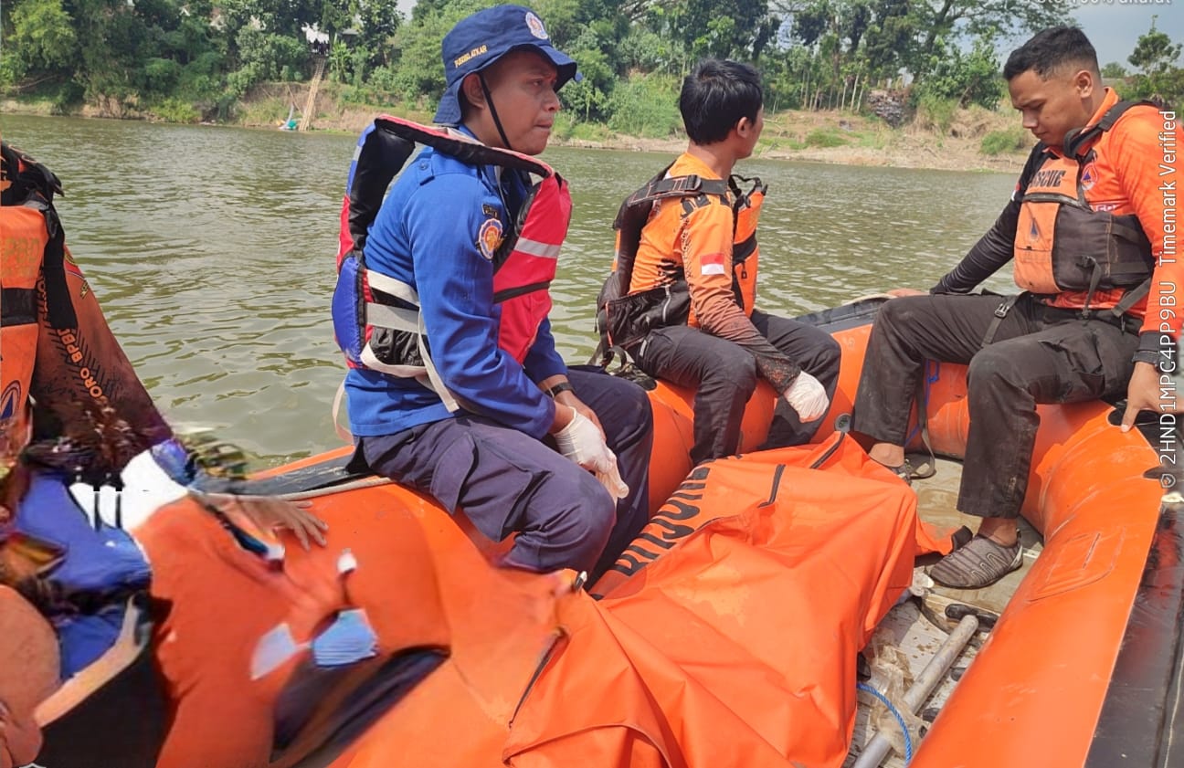 Tim SAR gabungan mengevakuasi korban tenggelam di Sungai Bengawan Solo Desa Betet Kecamatan Kasiman Bojonegoro.
