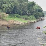 Tim SAR gabungan melakukan pencarian korban tenggelam di Sungai Bengawan Solo Desa Payaman Kecamatan Ngraho Bojonegoro