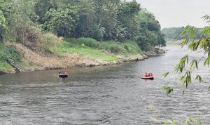 Tim SAR gabungan melakukan pencarian korban tenggelam di Sungai Bengawan Solo Desa Payaman Kecamatan Ngraho Bojonegoro Tim SAR gabungan melakukan pencarian korban tenggelam di Sungai Bengawan Solo Desa Payaman Kecamatan Ngraho Bojonegoro
