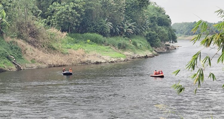 Tim SAR gabungan melakukan pencarian korban tenggelam di Sungai Bengawan Solo Desa Payaman Kecamatan Ngraho Bojonegoro