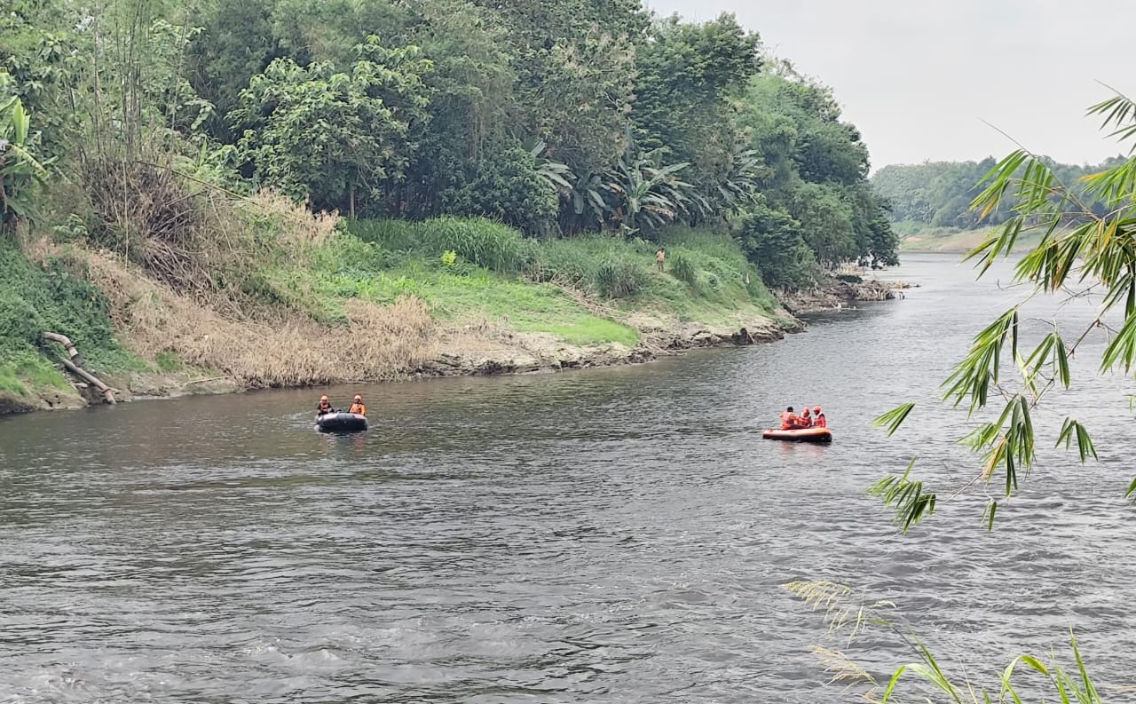 Tim SAR gabungan melakukan pencarian korban tenggelam di Sungai Bengawan Solo Desa Payaman Kecamatan Ngraho Bojonegoro
