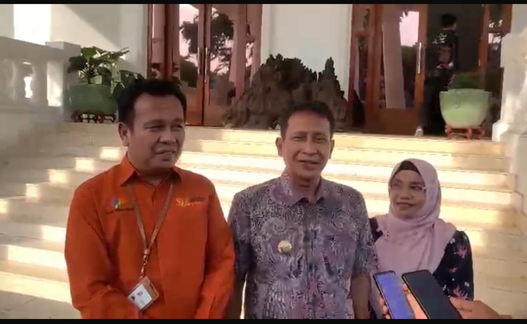 Bupati Bojonegoro Setyo Wahono bersama Bunda Cantika Wahono dan Kepala BPS Kabupaten Bojonegoro Syawaluddin Siregar saat sesi wawancara usai Pendataan Lapangan Sensus Ekonomi 2026 di Rumah Dinas Bupati Bojonegoro.