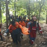Tim SAR mengevakuasi Muhadi yang ditemukan meninggal dunia di Sungai Bengawan Solo Kecamatan Ngraho Bojonegoro