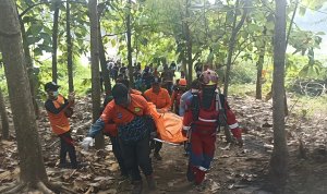 Evakuasi Korban Tenggelam di Bengawan Solo Ngraho Bojonegoro Tim SAR mengevakuasi Muhadi yang ditemukan meninggal dunia di Sungai Bengawan Solo Kecamatan Ngraho Bojonegoro