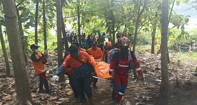 Tim SAR mengevakuasi Muhadi yang ditemukan meninggal dunia di Sungai Bengawan Solo Kecamatan Ngraho Bojonegoro