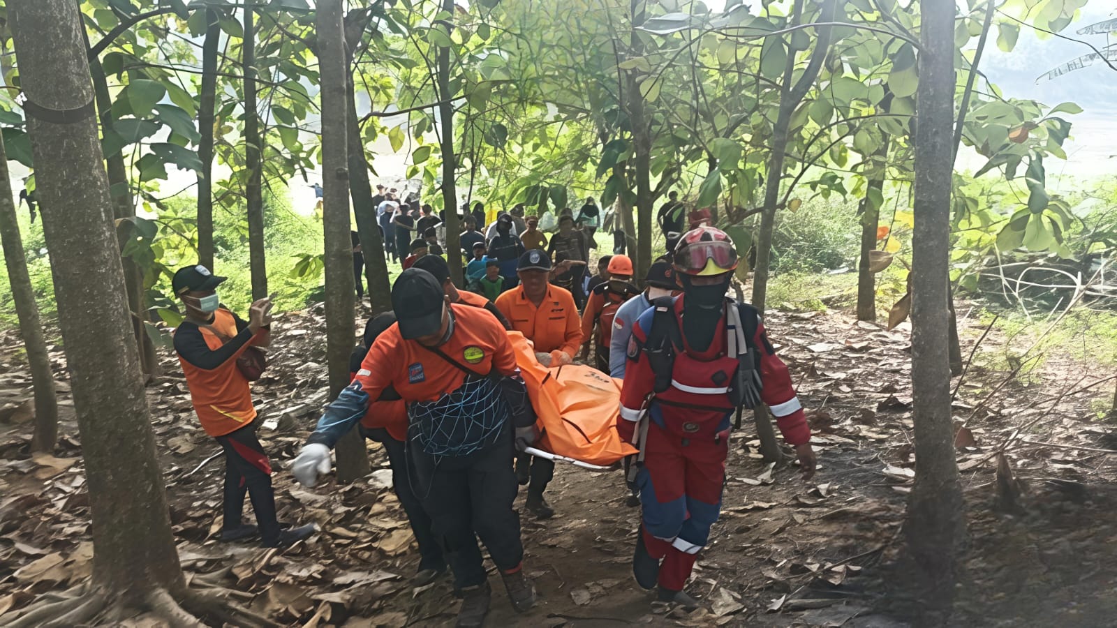 Tim SAR mengevakuasi Muhadi yang ditemukan meninggal dunia di Sungai Bengawan Solo Kecamatan Ngraho Bojonegoro