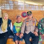 Kabid Rehabilitasi Sosial Dinsos Bojonegoro dan Kapolsek Kalitidu mengunjungi Mbah Suparman di rumah sederhana kawasan makam Desa Sumengko.