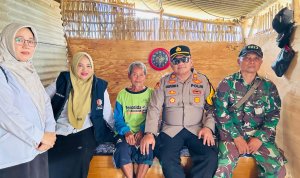 Kabid Rehabilitasi Sosial Dinsos Bojonegoro dan Kapolsek Kalitidu mengunjungi Mbah Suparman di rumah sederhana kawasan makam Desa Sumengko.