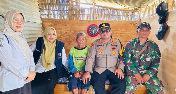 Kabid Rehabilitasi Sosial Dinsos Bojonegoro dan Kapolsek Kalitidu mengunjungi Mbah Suparman di rumah sederhana kawasan makam Desa Sumengko.