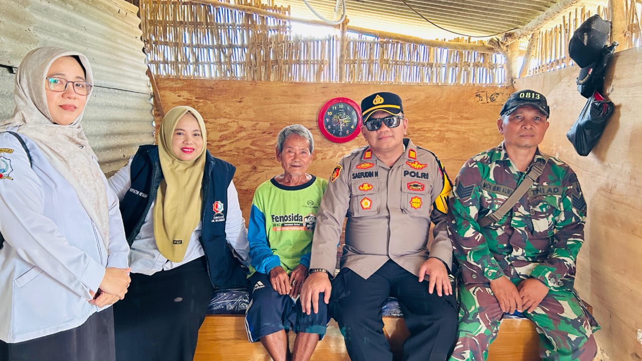 Kabid Rehabilitasi Sosial Dinsos Bojonegoro dan Kapolsek Kalitidu mengunjungi Mbah Suparman di rumah sederhana kawasan makam Desa Sumengko.