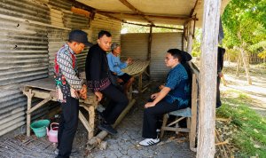 Petugas Dinsos Bojonegoro dan Pemerintah Desa Sumengko mengunjungi Mbah Suparman di rumah sederhana kawasan makam Desa Sumengko.