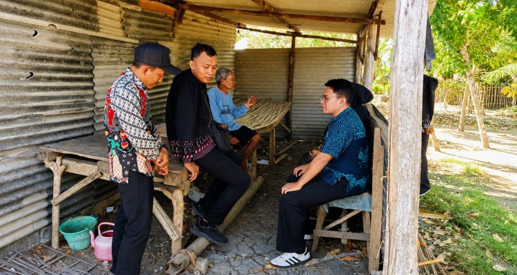 Petugas Dinsos Bojonegoro dan Pemerintah Desa Sumengko mengunjungi Mbah Suparman di rumah sederhana kawasan makam Desa Sumengko.
