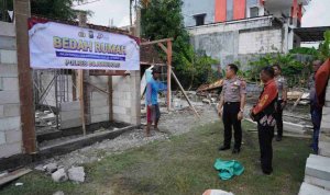 Kapolres Bojonegoro meninjau program bedah rumah warga kurang mampu di Desa Pengaten Kecamatan Balen.
