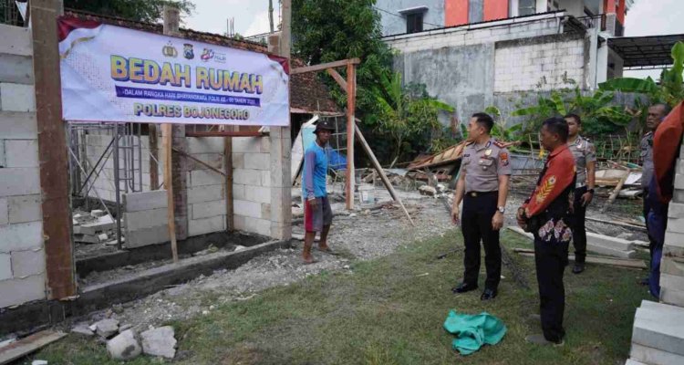 Kapolres Bojonegoro meninjau program bedah rumah warga kurang mampu di Desa Pengaten Kecamatan Balen.