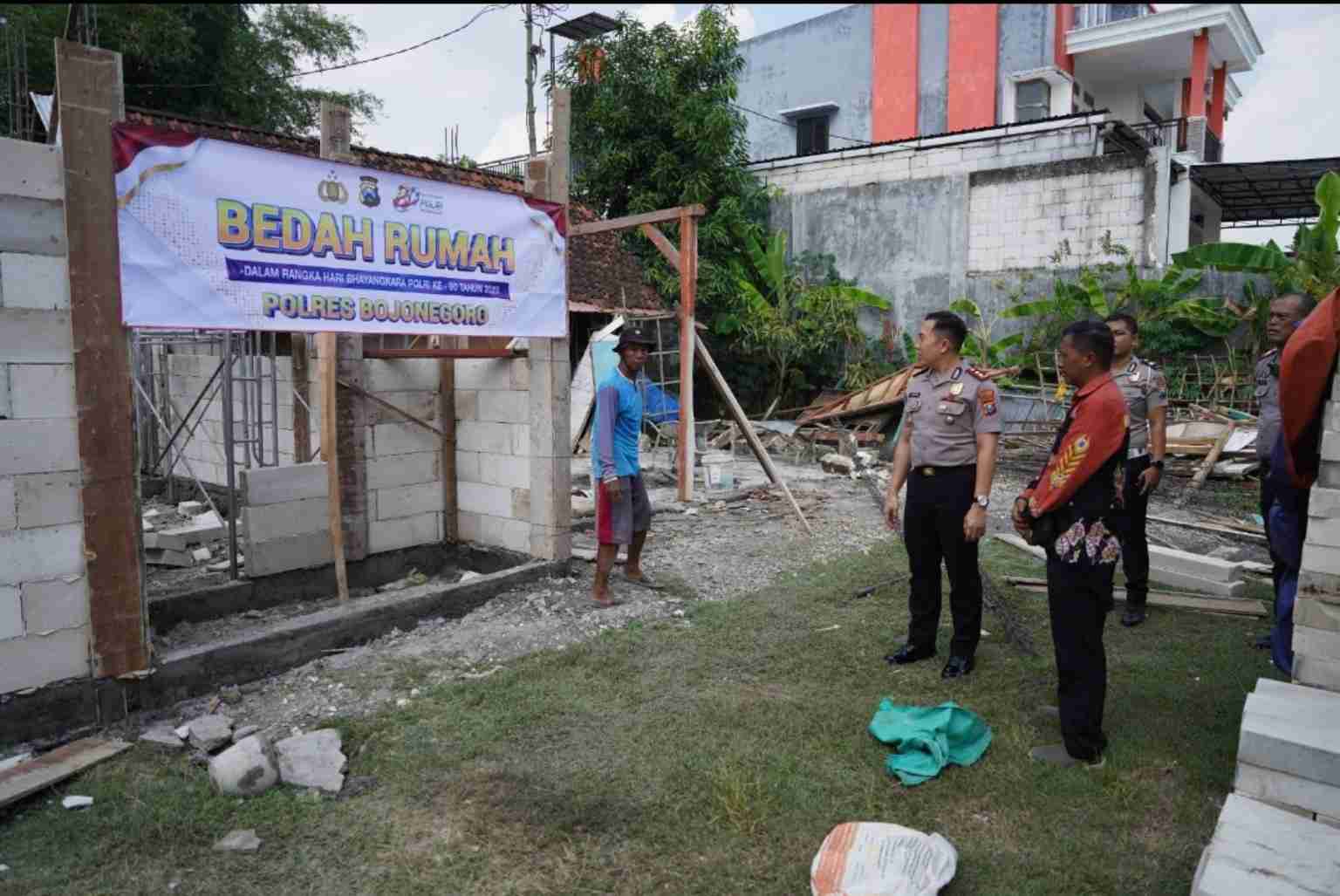 Kapolres Bojonegoro meninjau program bedah rumah warga kurang mampu di Desa Pengaten Kecamatan Balen.