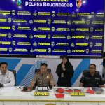 Kapolres Bojonegoro AKBP Afrian Satya Permadi bersama Kasatreskrim AKP Cipto Dwi Leksana saat konferensi pers pengungkapan kasus dugaan aborsi di Mapolres Bojonegoro.