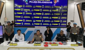 Konferensi Pers Polres Bojonegoro Ungkap Kasus Dugaan Aborsi dan Sejumlah Tindak Pidana Kapolres Bojonegoro AKBP Afrian Satya Permadi bersama Kasatreskrim AKP Cipto Dwi Leksana saat konferensi pers pengungkapan kasus dugaan aborsi di Mapolres Bojonegoro.