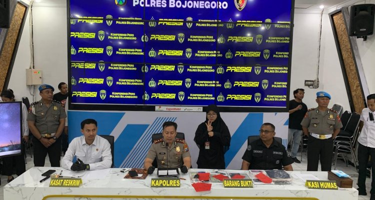 Kapolres Bojonegoro AKBP Afrian Satya Permadi bersama Kasatreskrim AKP Cipto Dwi Leksana saat konferensi pers pengungkapan kasus dugaan aborsi di Mapolres Bojonegoro.