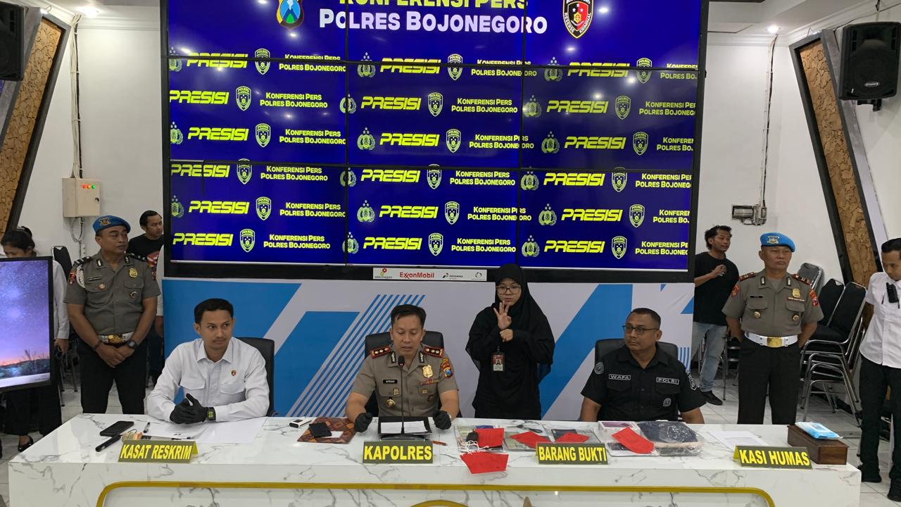 Kapolres Bojonegoro AKBP Afrian Satya Permadi bersama Kasatreskrim AKP Cipto Dwi Leksana saat konferensi pers pengungkapan kasus dugaan aborsi di Mapolres Bojonegoro.