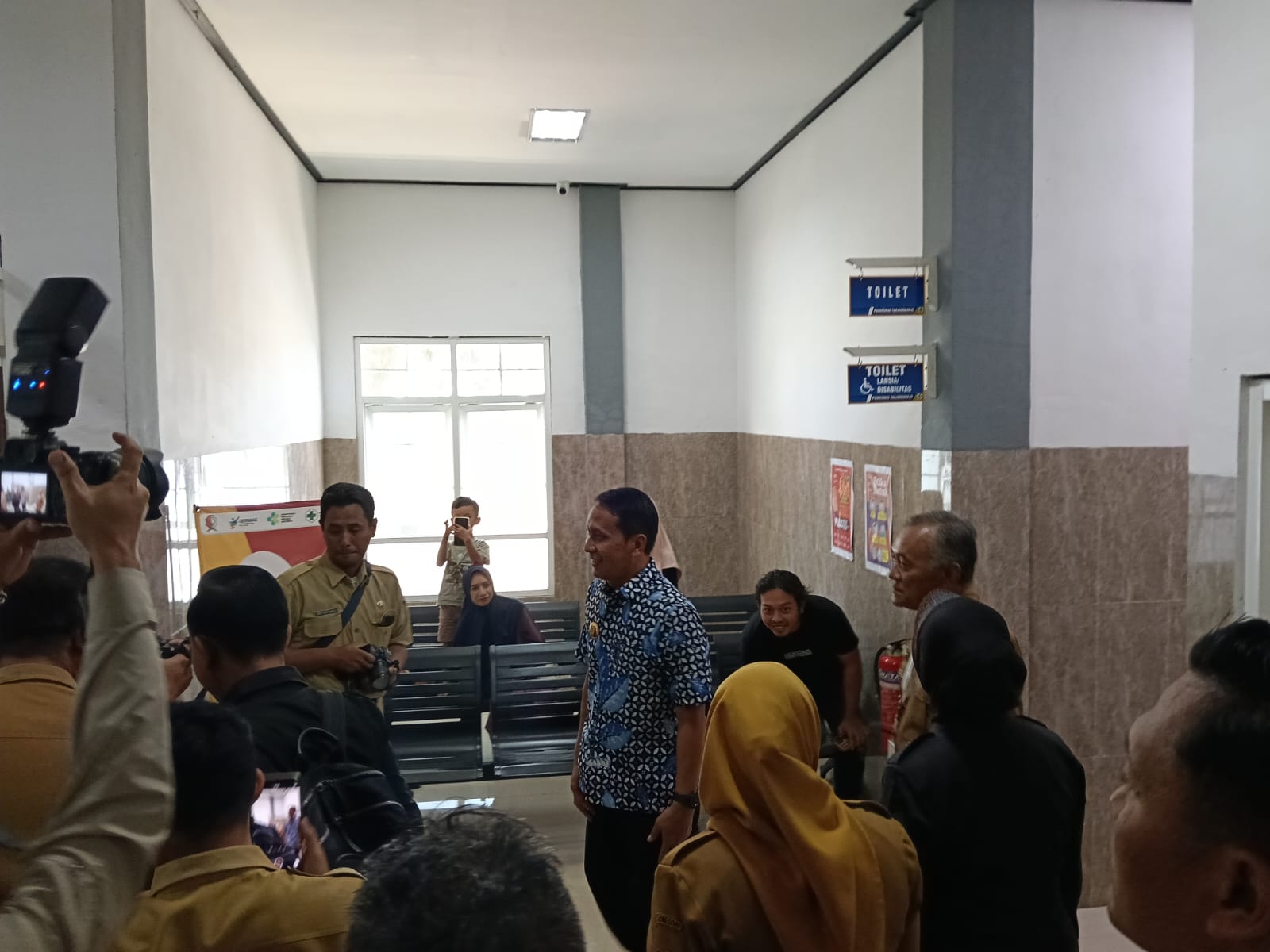 Bupati Bojonegoro Setyo Wahono bersama Wakil Bupati Nurul Azizah meninjau ruang pelayanan di Puskesmas Tanjungharjo usai peresmian operasionalisasi.