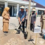 Bupati Bojonegoro Setyo Wahono didampingi Wakil Bupati Nurul Azizah melakukan penanaman pohon di halaman Puskesmas Tanjungharjo, Kecamatan Kapas, usai peresmian operasionalisasi puskesmas.